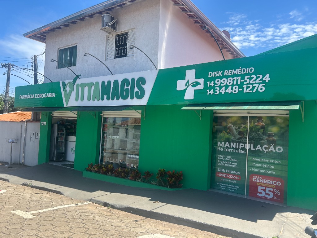 Fachada da Vittamagis com a vitrine de manipulação
